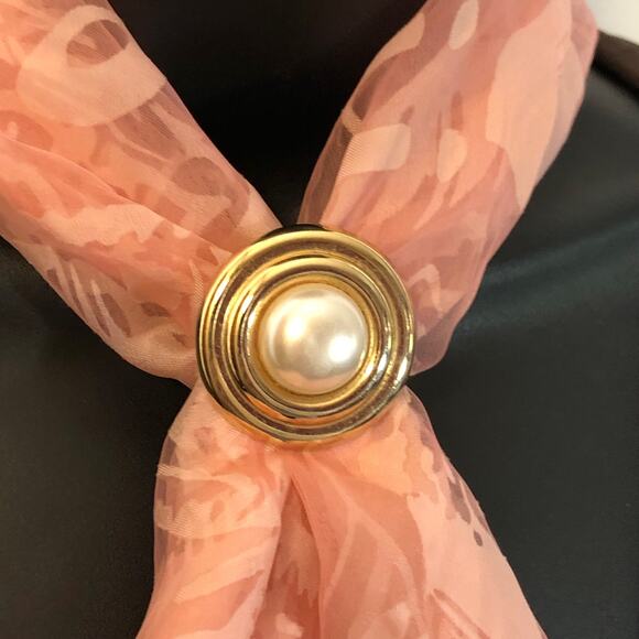 Pearl Scarf Clip, Gold Tone Circle Retro Vintage Office Siren Regency Retro - Picture 1 of 9